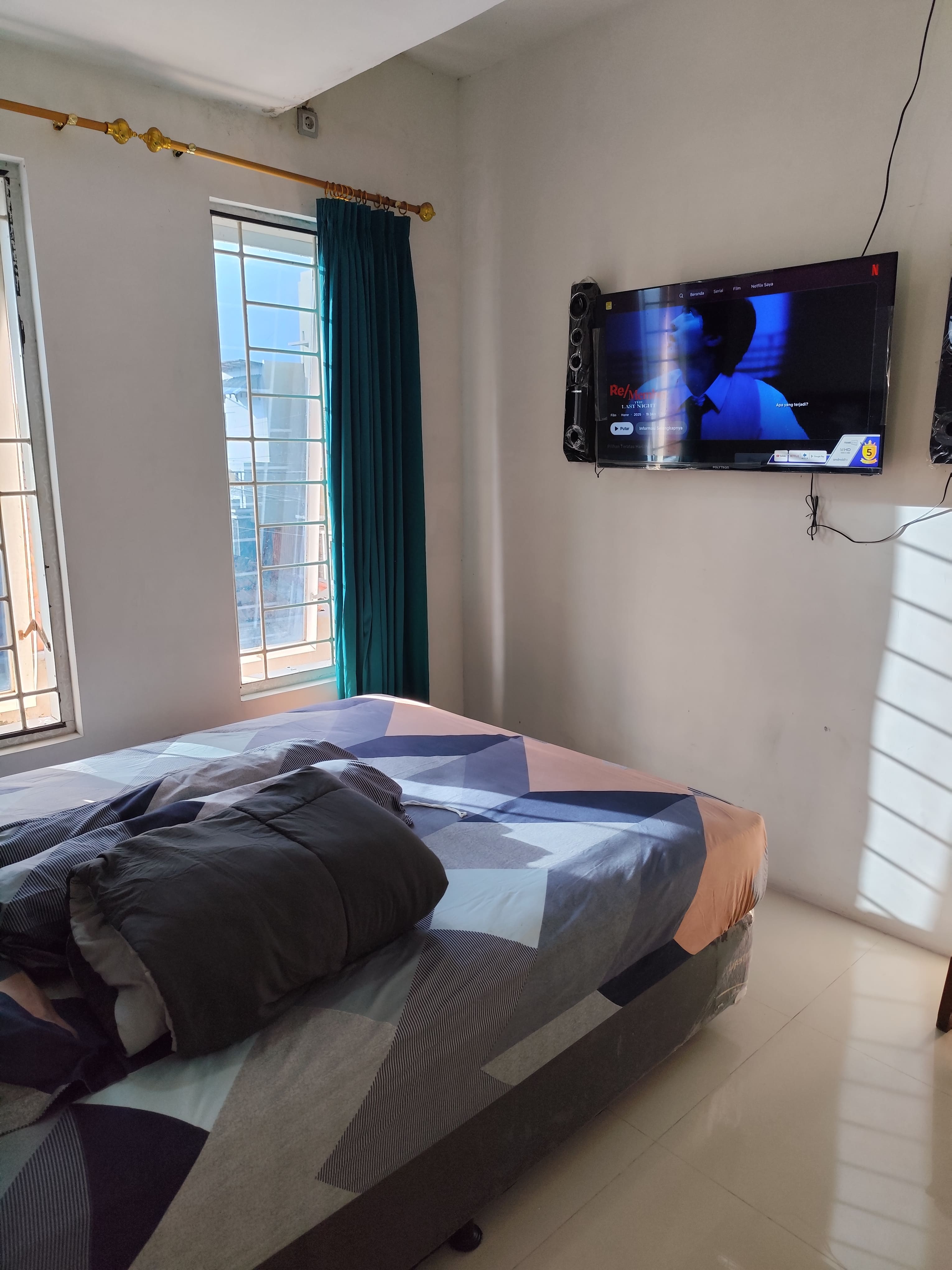 Kamar R4 Queen Bed
