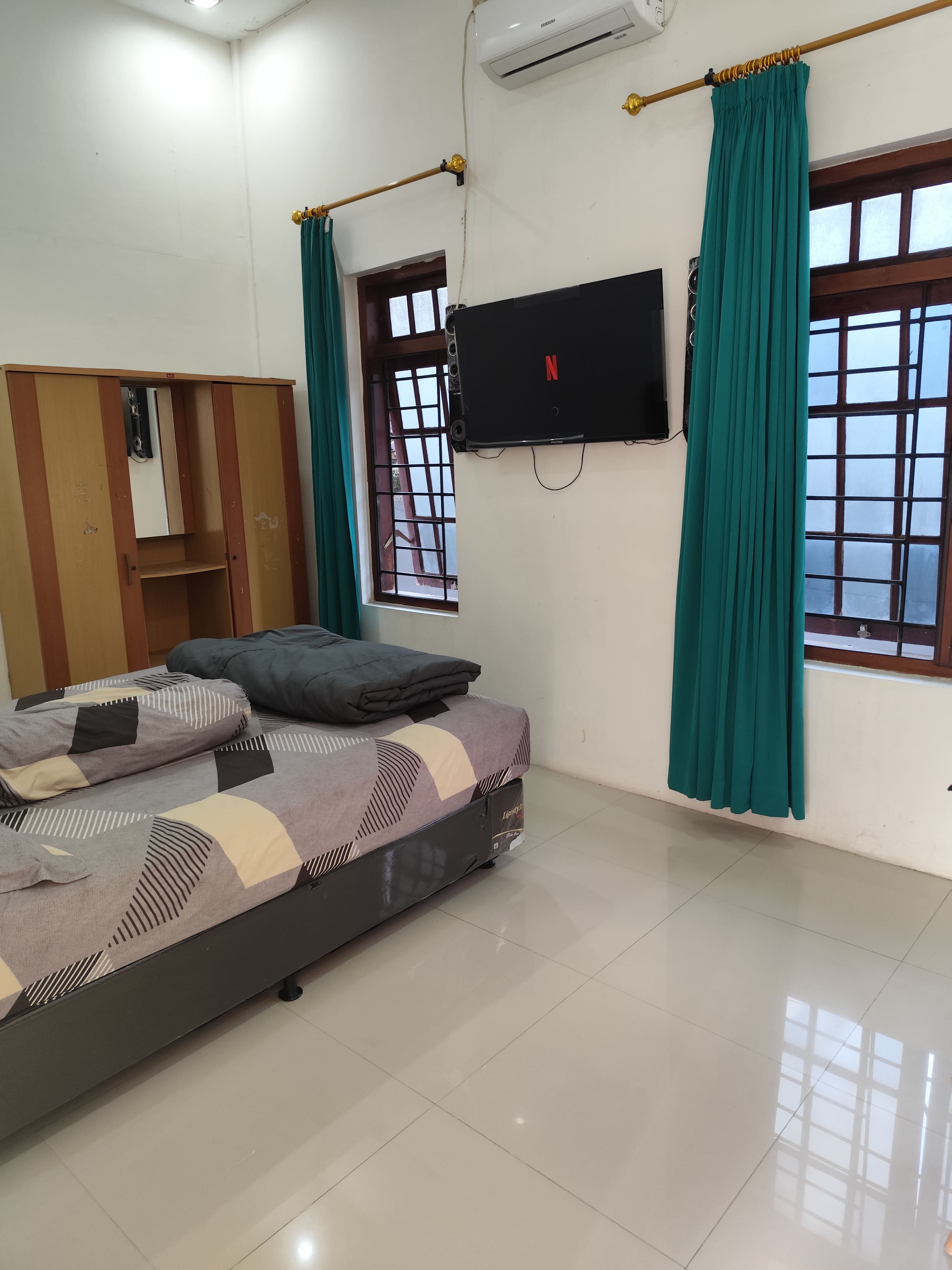 Kamar R2 Queen bed