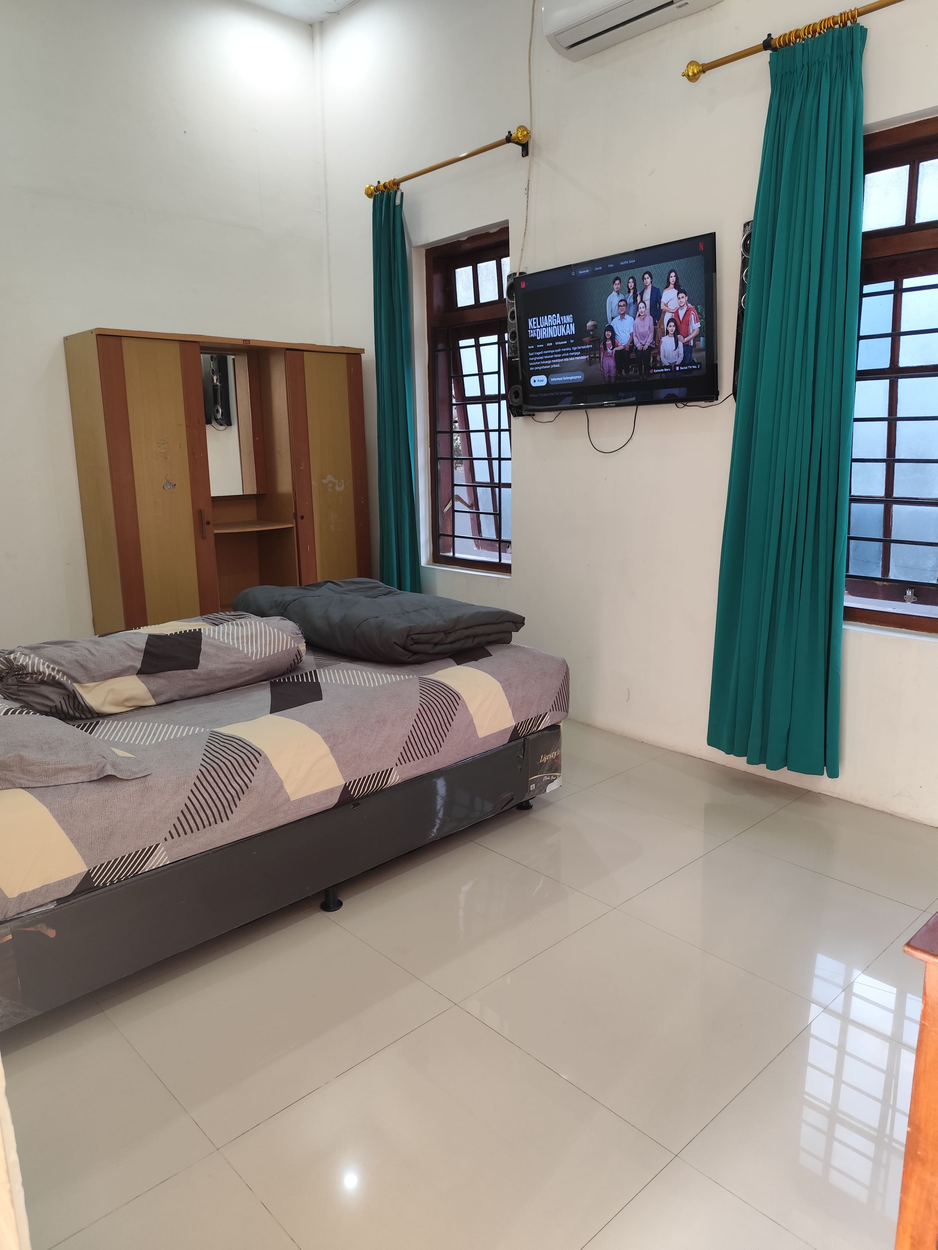 Kamar R2 Queen bed