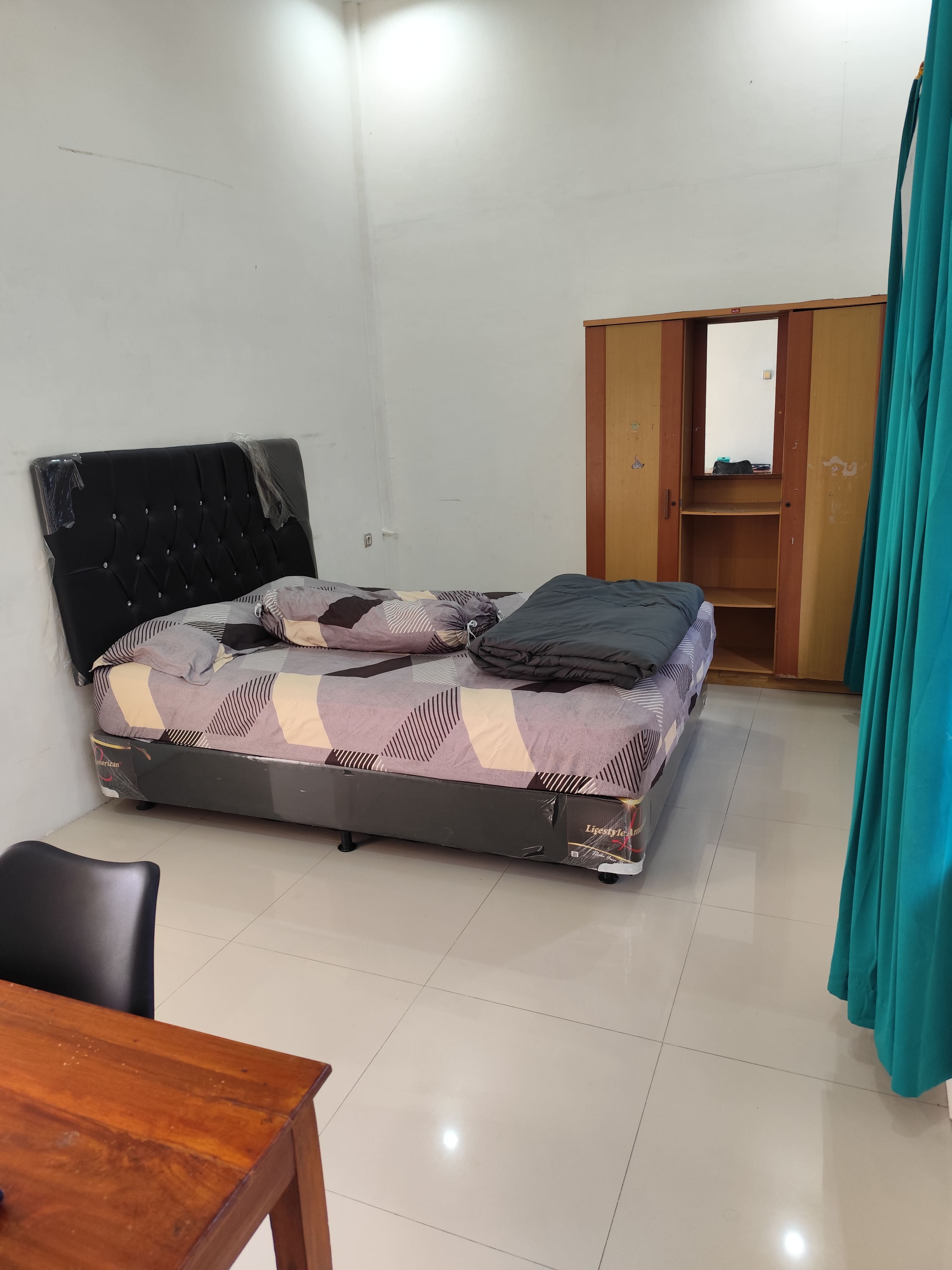 Kamar R2 Queen bed