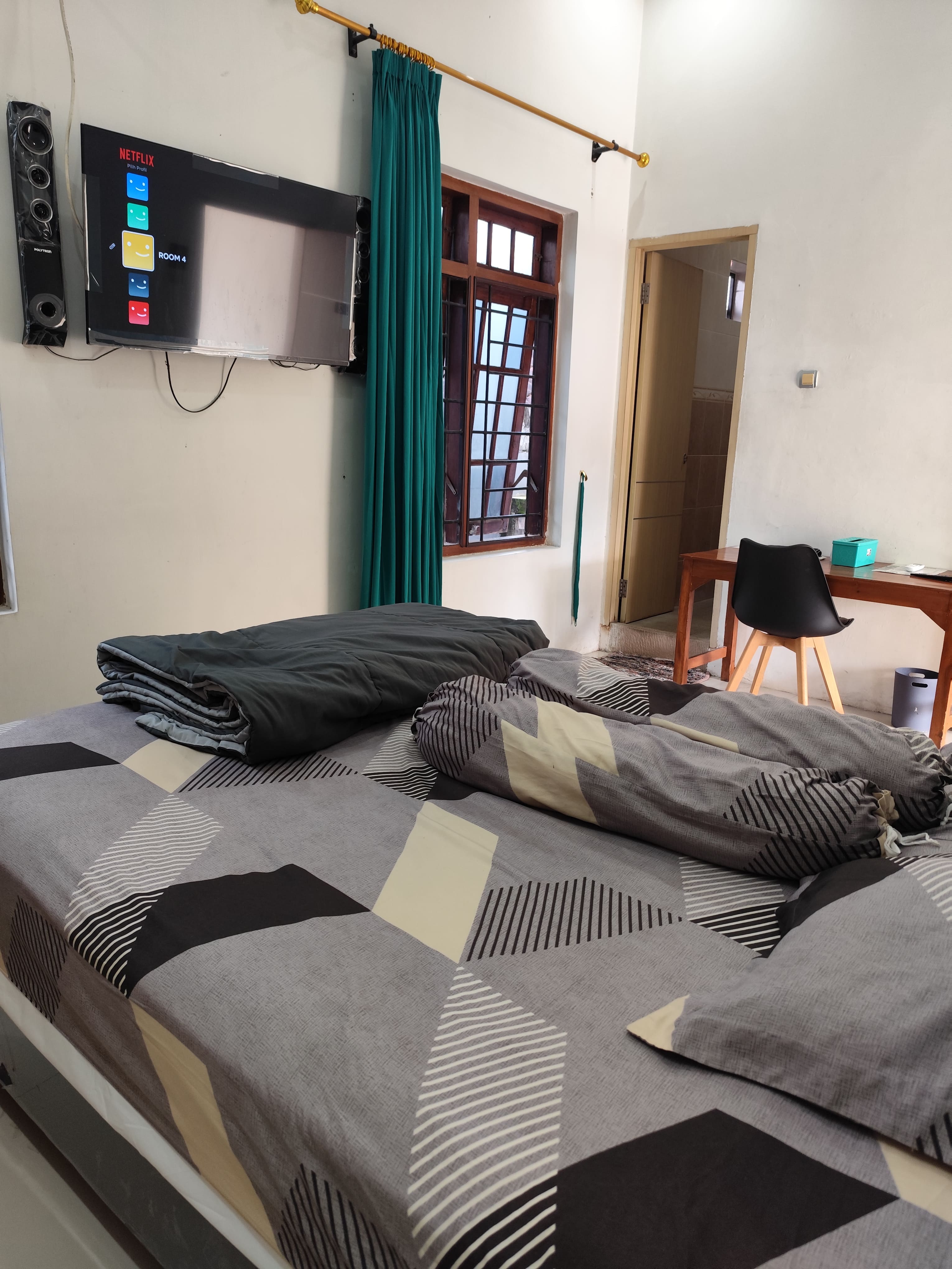 Kamar R2 Queen bed