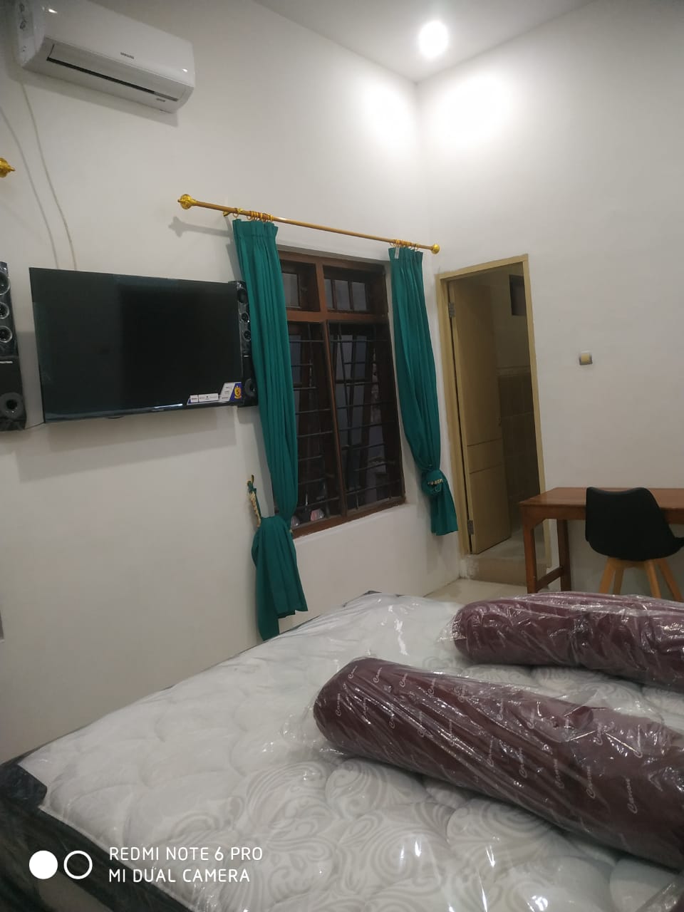Kamar R2 Queen bed