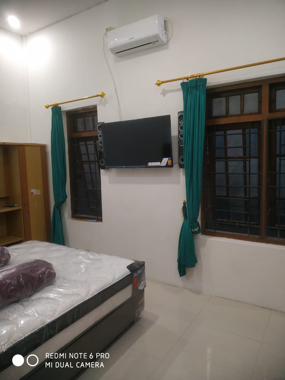 Kamar R2 Queen bed