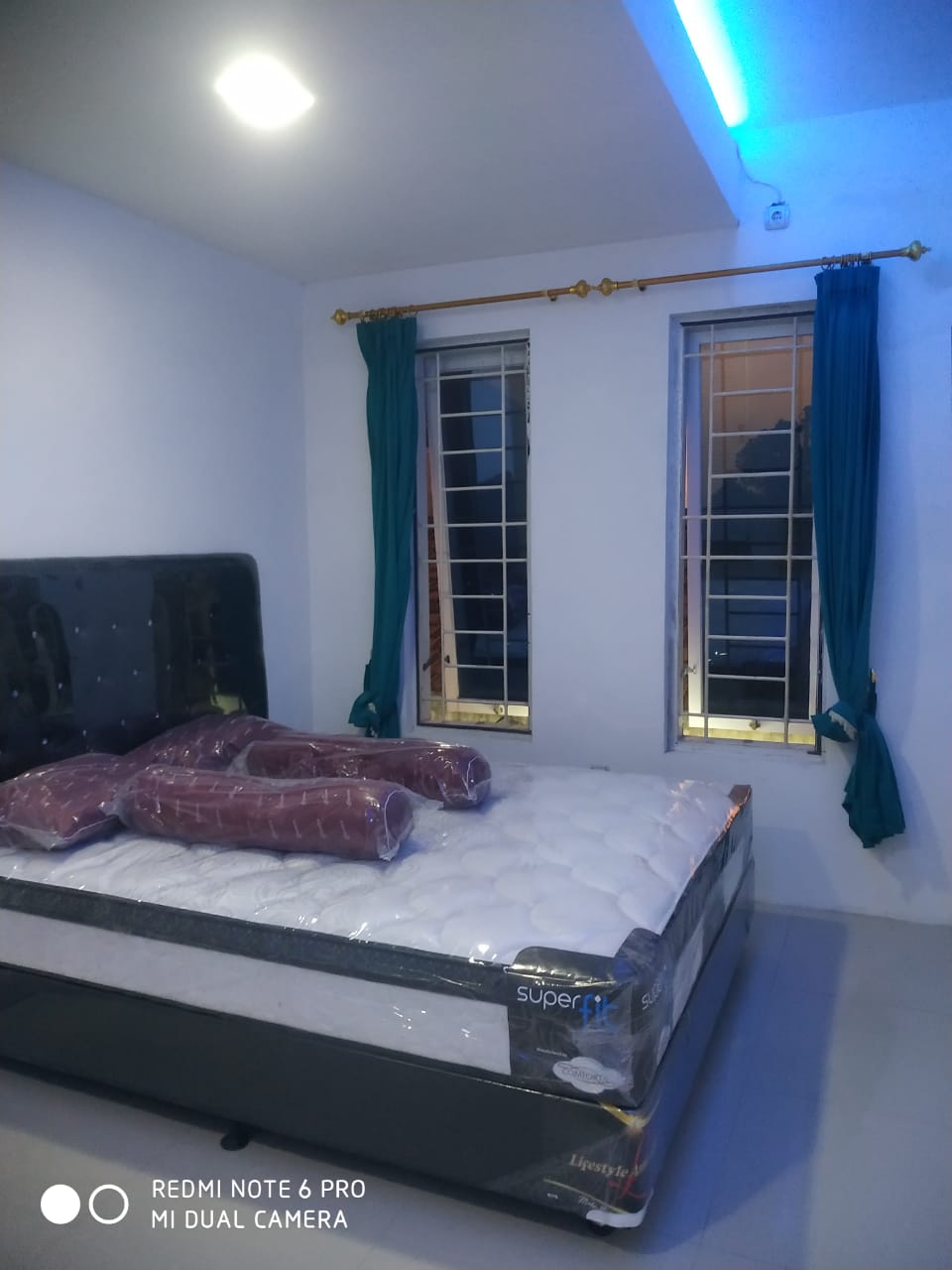 Kamar R4 Queen Bed