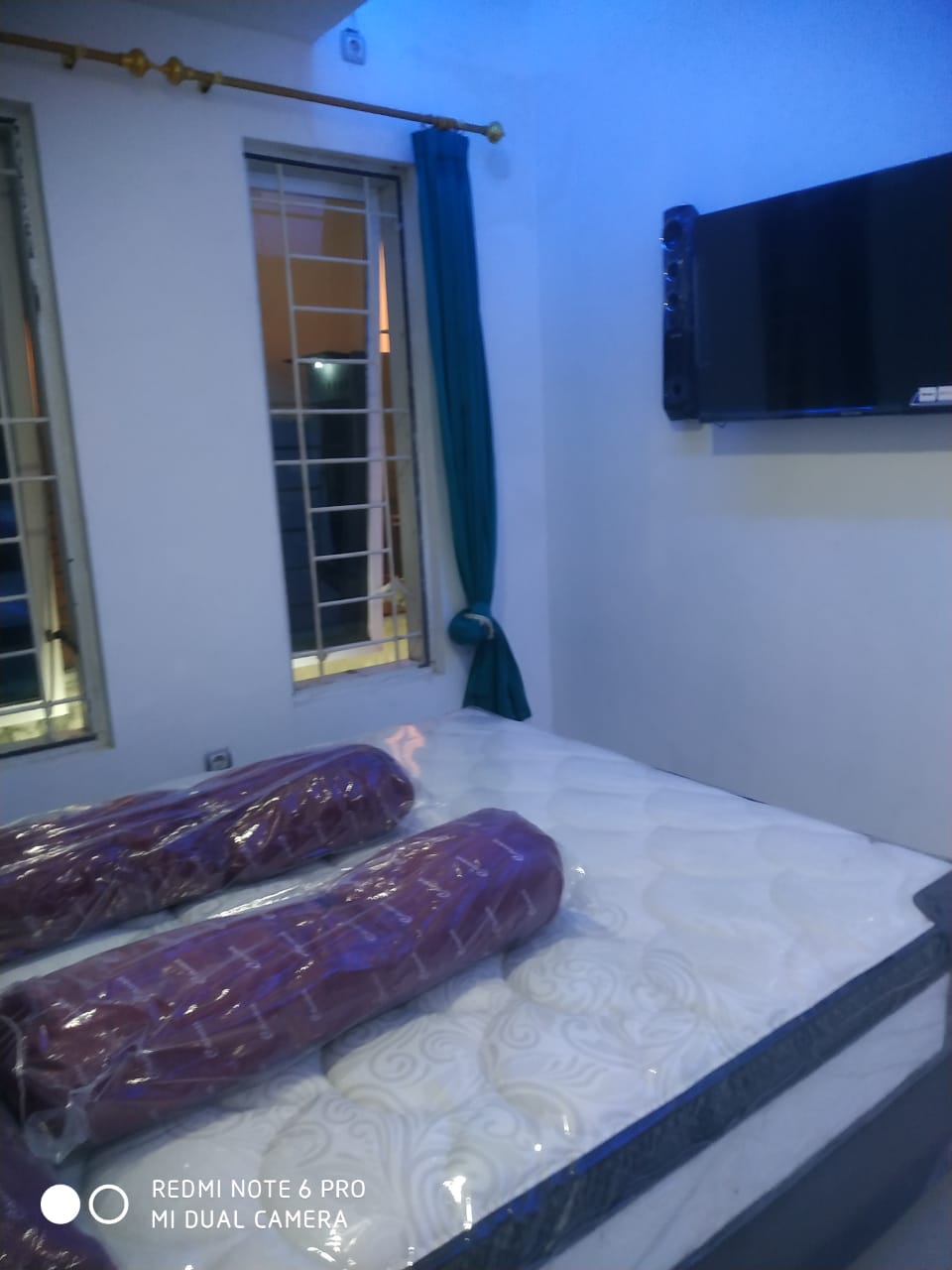 Kamar R4 Queen Bed